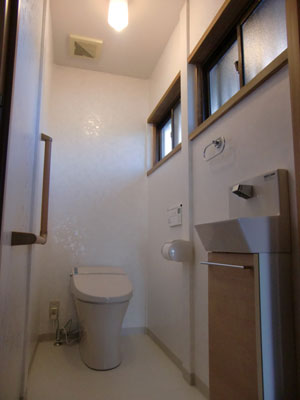 和式のトイレをLIXILのタンクレストイレサティスに交換 和式のトイレをLIXILのタンクレストイレサティスに交換